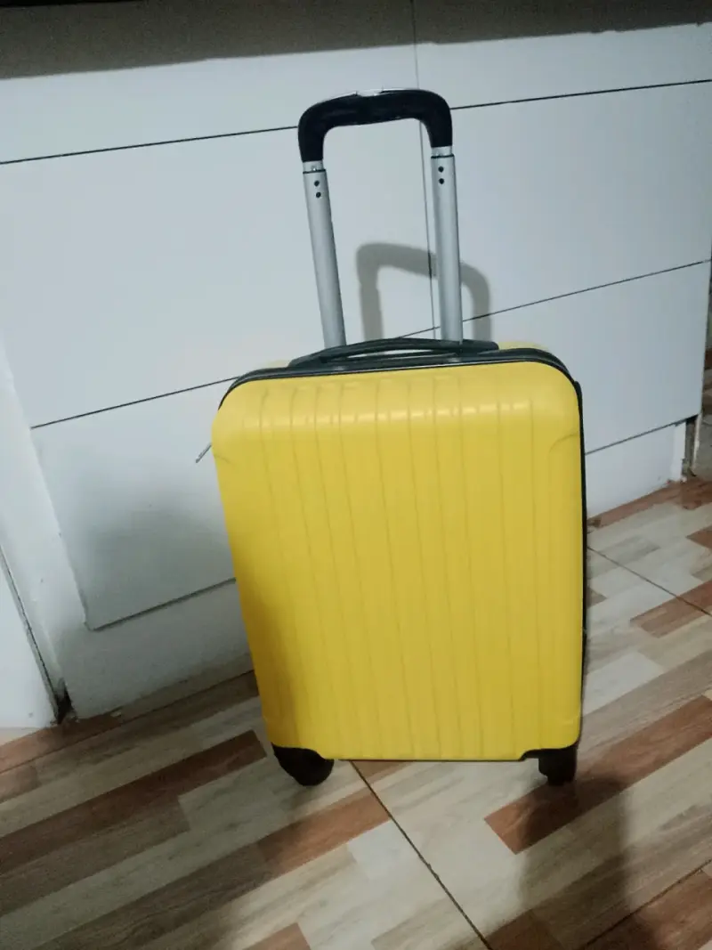 Maleta de viaje amarilla con ruedas - 1