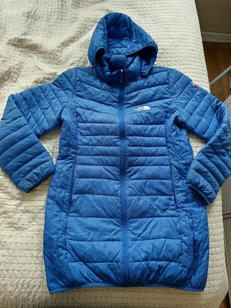 Chaqueta acolchada azul The North Face con capucha