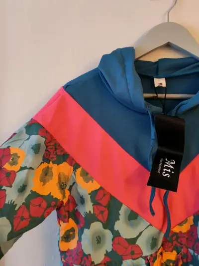 Vestido floral colorido con capucha - miniatura 2