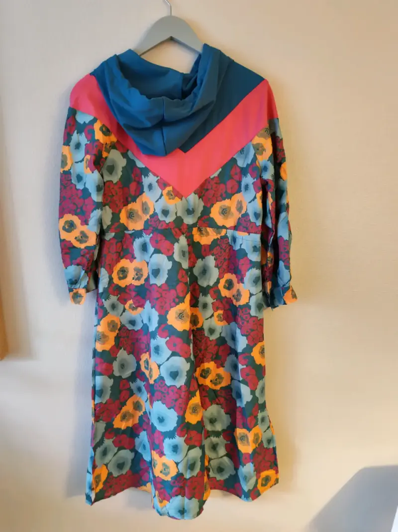 Vestido floral colorido con capucha - 3
