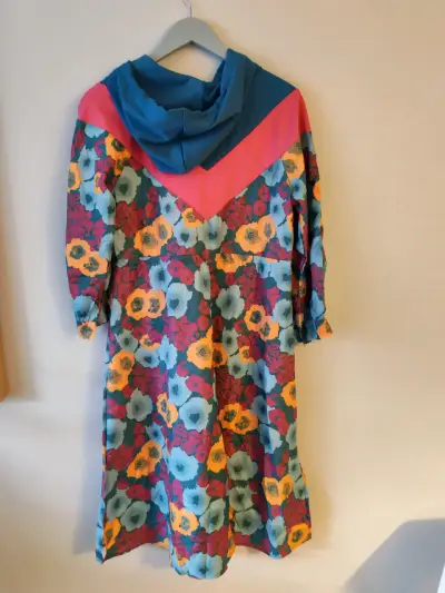 Vestido floral colorido con capucha - miniatura 3