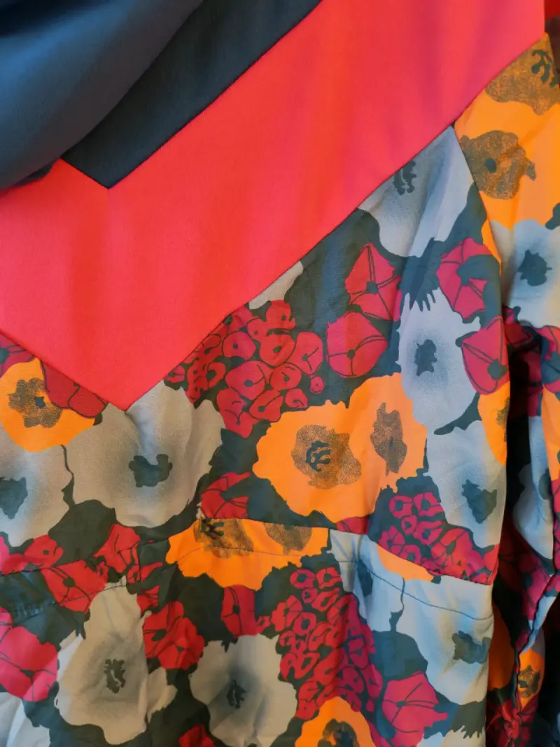 Vestido floral colorido con capucha - 4