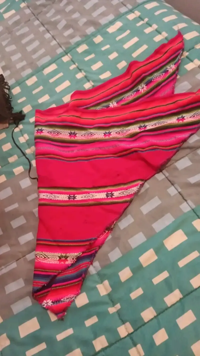 Poncho andino rojo con diseño tradicional