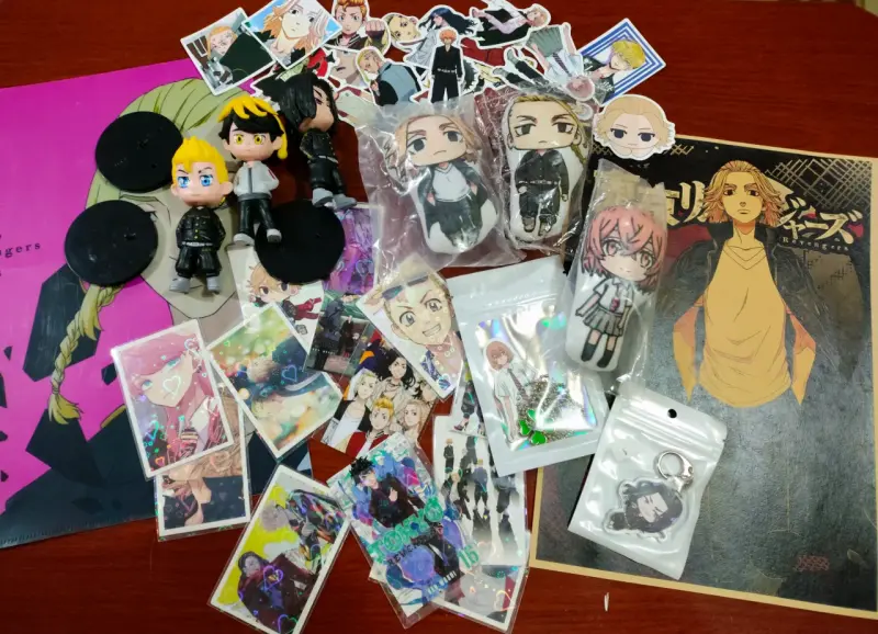 Set de figuras y stickers tokyo revengers - 1