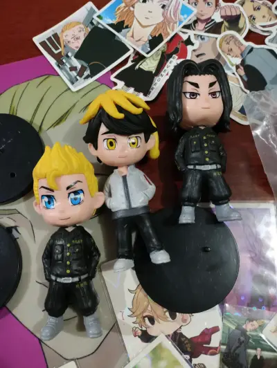 Set de figuras y stickers tokyo revengers - miniatura 2