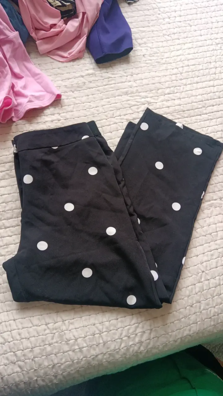 Pantalones negros con lunares blancos de moda