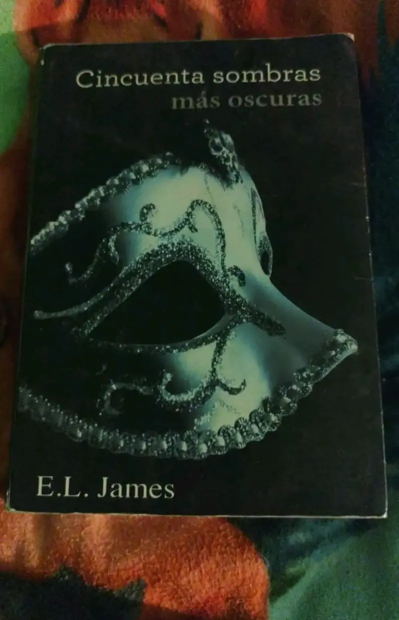 Cincuenta Sombras Más Oscuras de E.L. James - 1