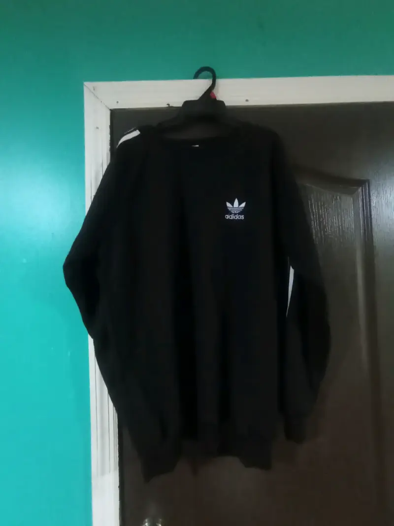 Polerón negro Adidas con logo bordado
