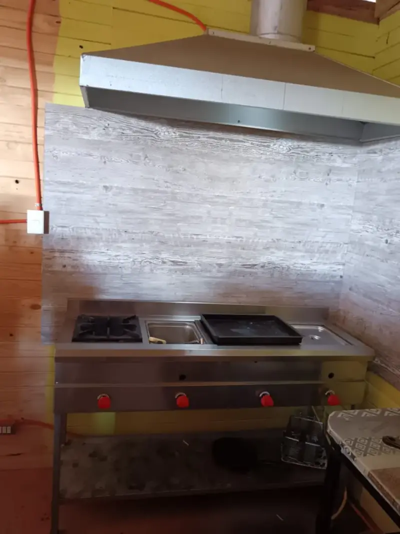 Cocina industrial de acero inoxidable con campana - 1