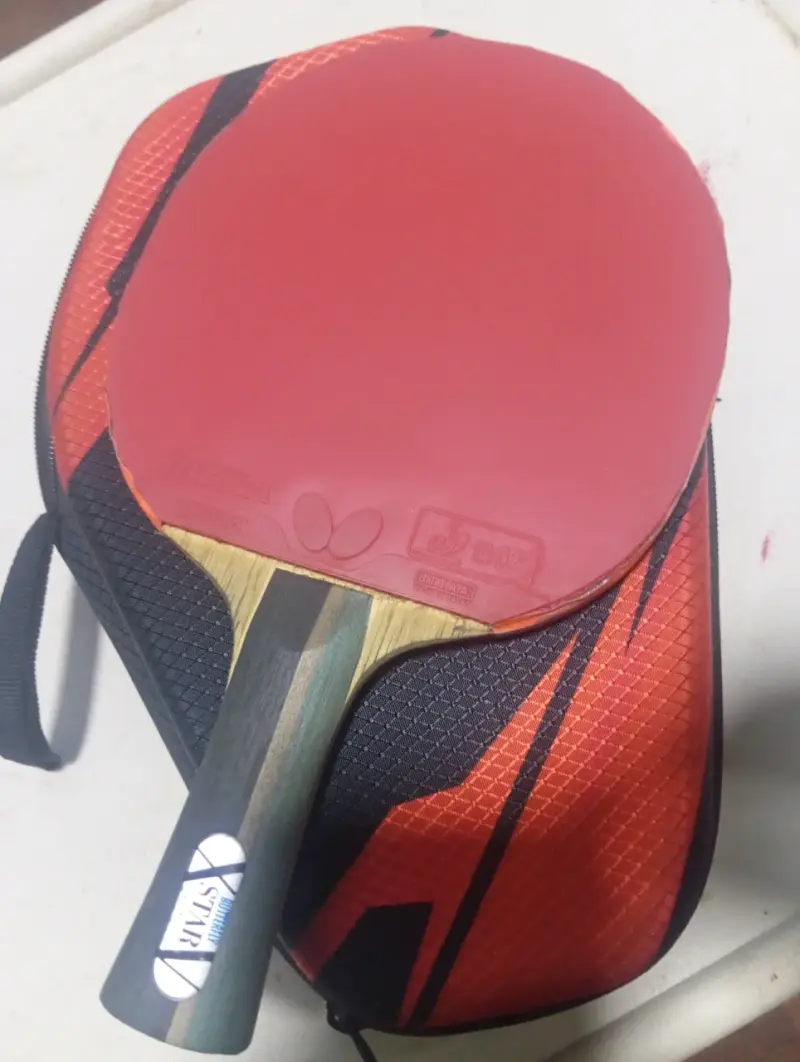 Paleta de ping pong Butterfly con funda - 1