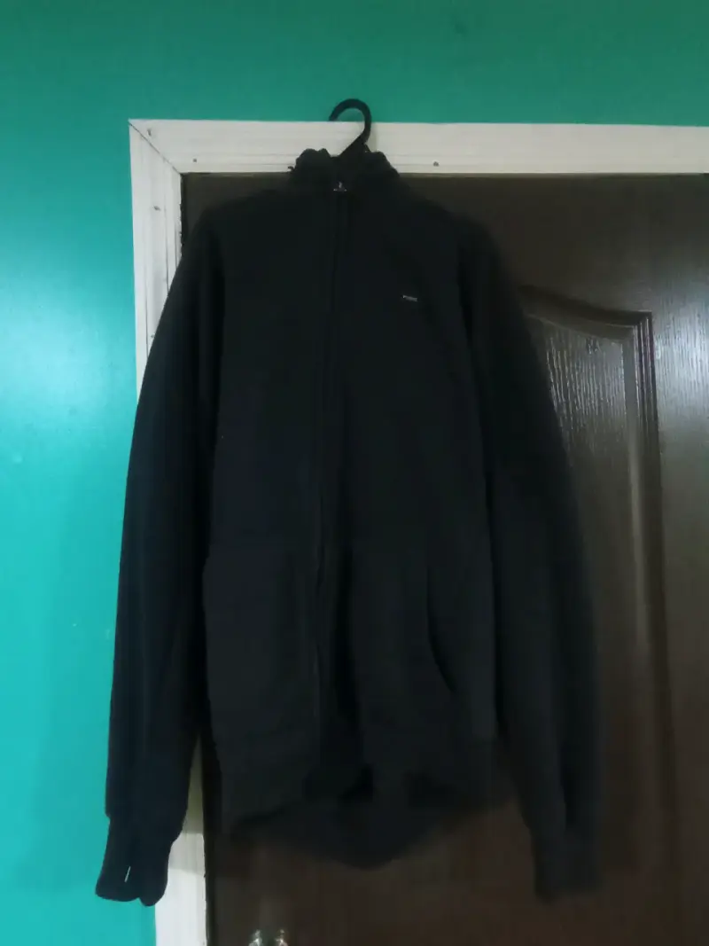 Polerón negro con cierre para hombre