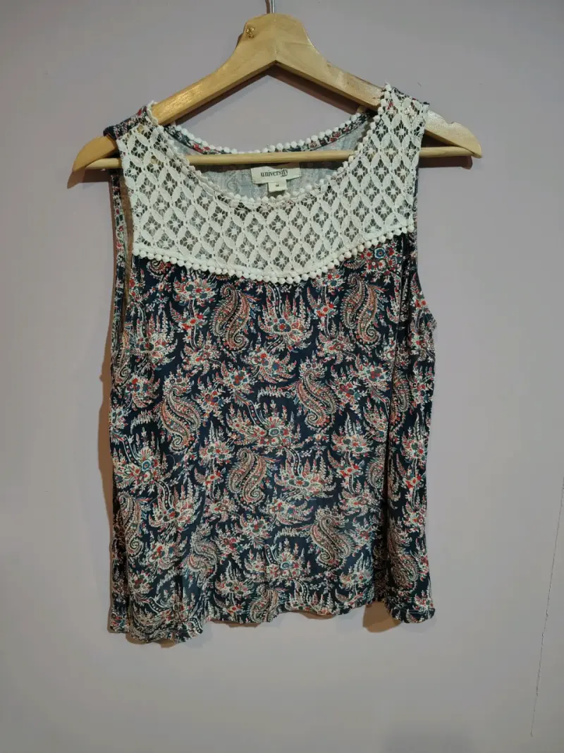 Polera sin mangas estampada con encaje - 1