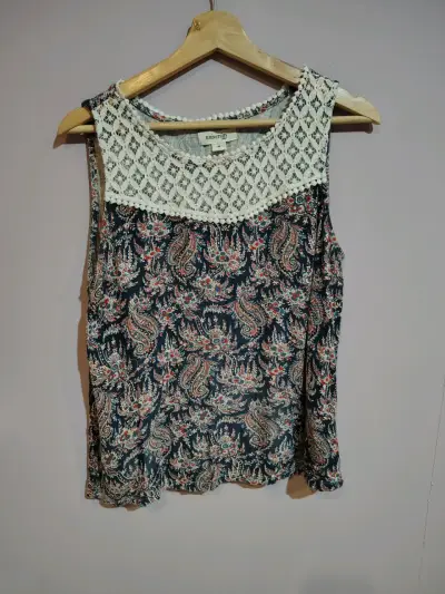 Polera sin mangas estampada con encaje - miniatura 1