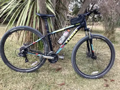 Bicicleta de montaña Trek con suspensión delantera - miniatura 1