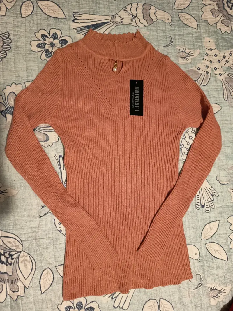 Suéter de punto rosa con cuello alto y detalle de perla - 1
