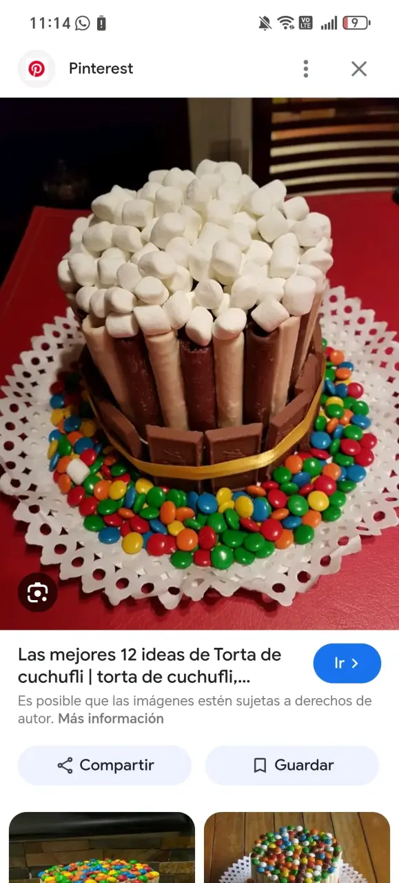 Torta de golosinas con marshmallows y chocolates