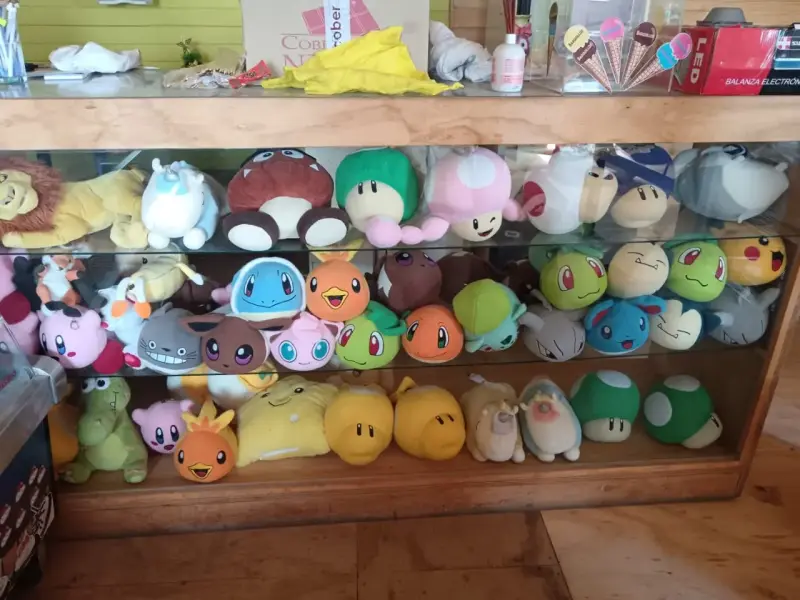 Peluches de personajes variados para niños