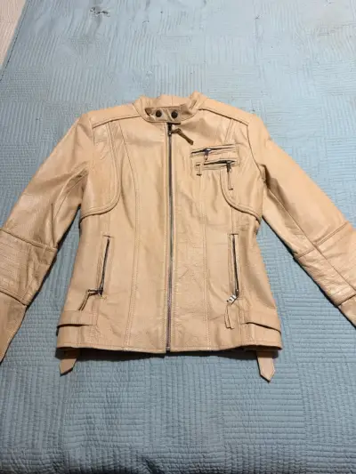 Chaqueta de ecocuero beige con cierre metálico - miniatura 1