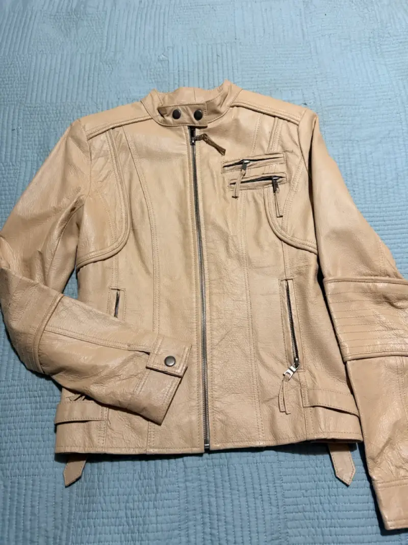 Chaqueta de ecocuero beige con cierre metálico - 2