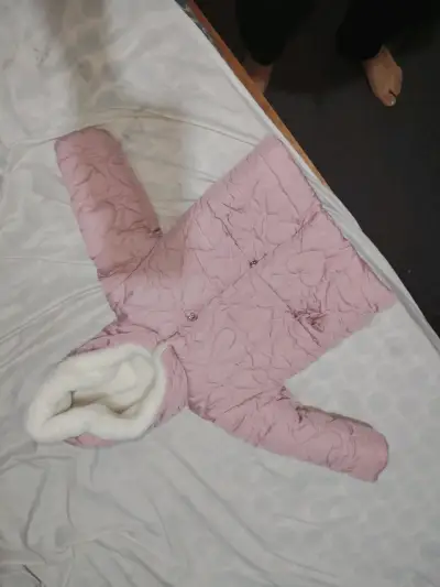 Chaqueta acolchada rosada para niña con diseño de corazones - miniatura 2