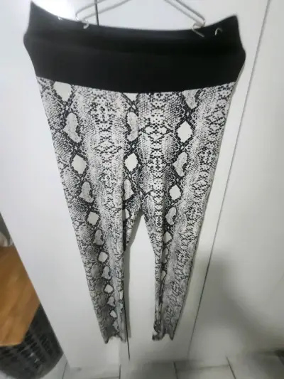 Pantalones de mujer con estampado de serpiente - miniatura 1