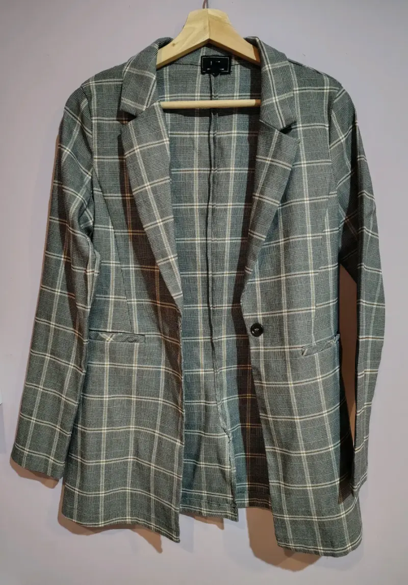 Blazer de mujer a cuadros gris elegante - 1