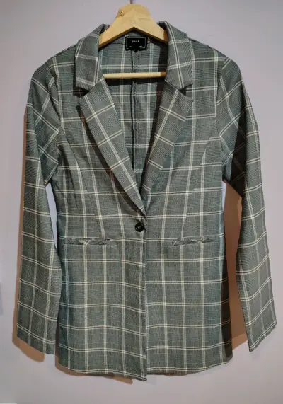 Blazer de mujer a cuadros gris elegante - miniatura 2
