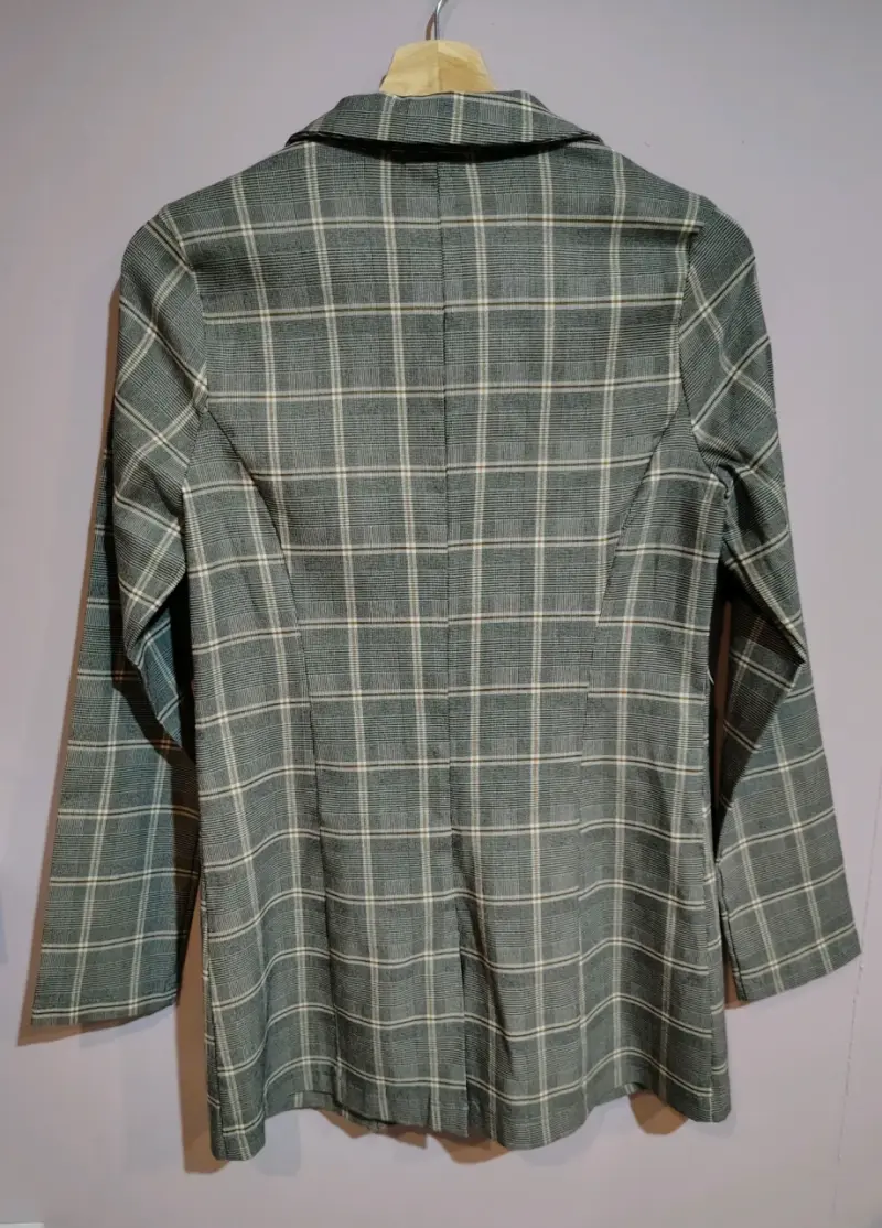 Blazer de mujer a cuadros gris elegante - 3