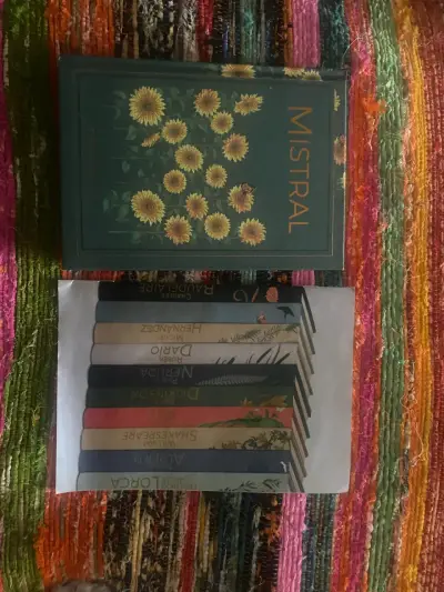 Libro de poemas esenciales de Gabriela Mistral - miniatura 1