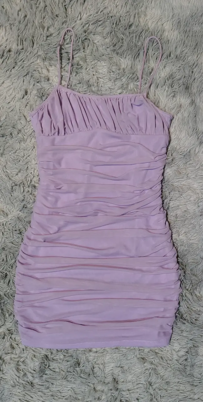 Vestido corto lila con tirantes delgados