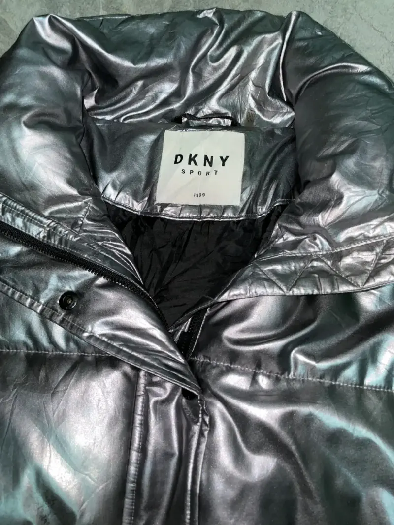 Chaqueta acolchada plateada DKNY Sport para mujer - 3