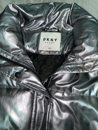 Chaqueta acolchada plateada DKNY Sport para mujer - miniatura 3