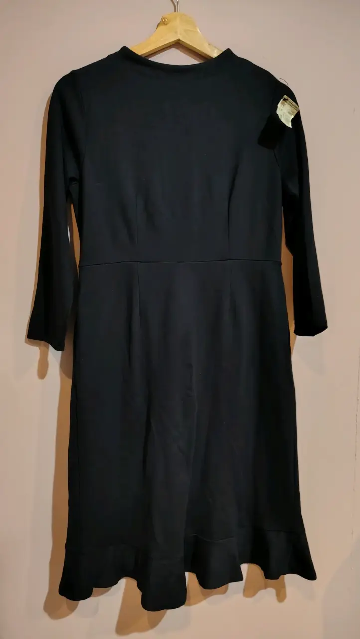 Vestido azul marino elegante con volantes - 2