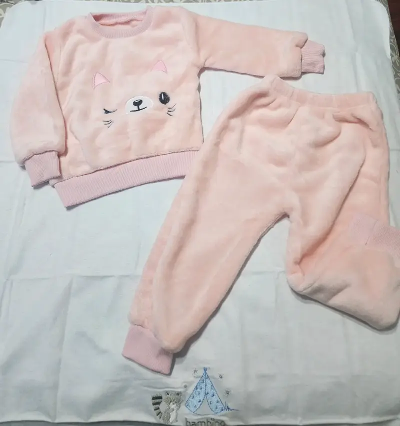Conjunto infantil rosado con diseño de ga