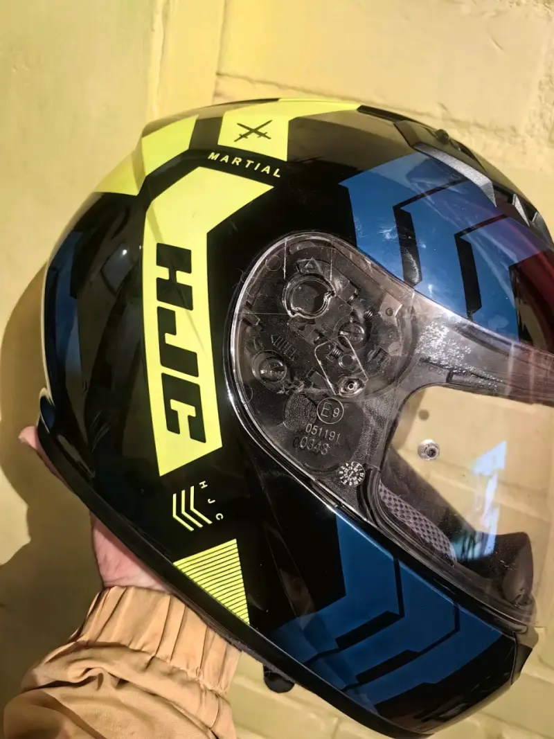Casco de moto HJC Martial con diseño moderno - 1