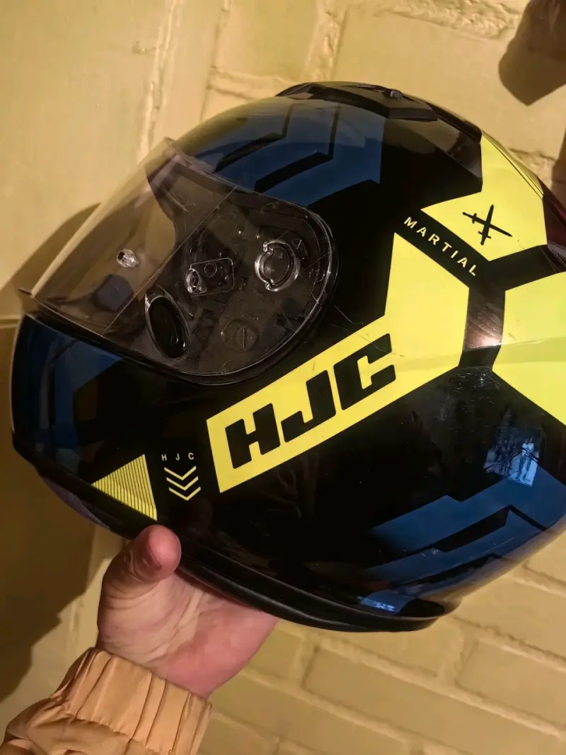 Casco de moto HJC Martial con diseño moderno - 2