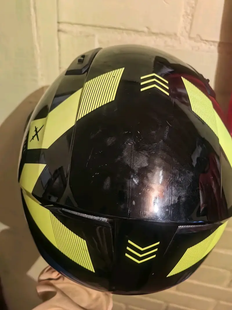 Casco de moto HJC Martial con diseño moderno - 3