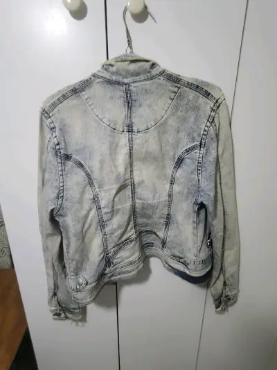Chaqueta de mezclilla desgastada para mujer - miniatura 1