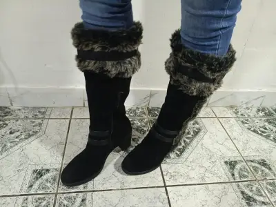 Botas negras de invierno con forro de piel sintética - miniatura 2