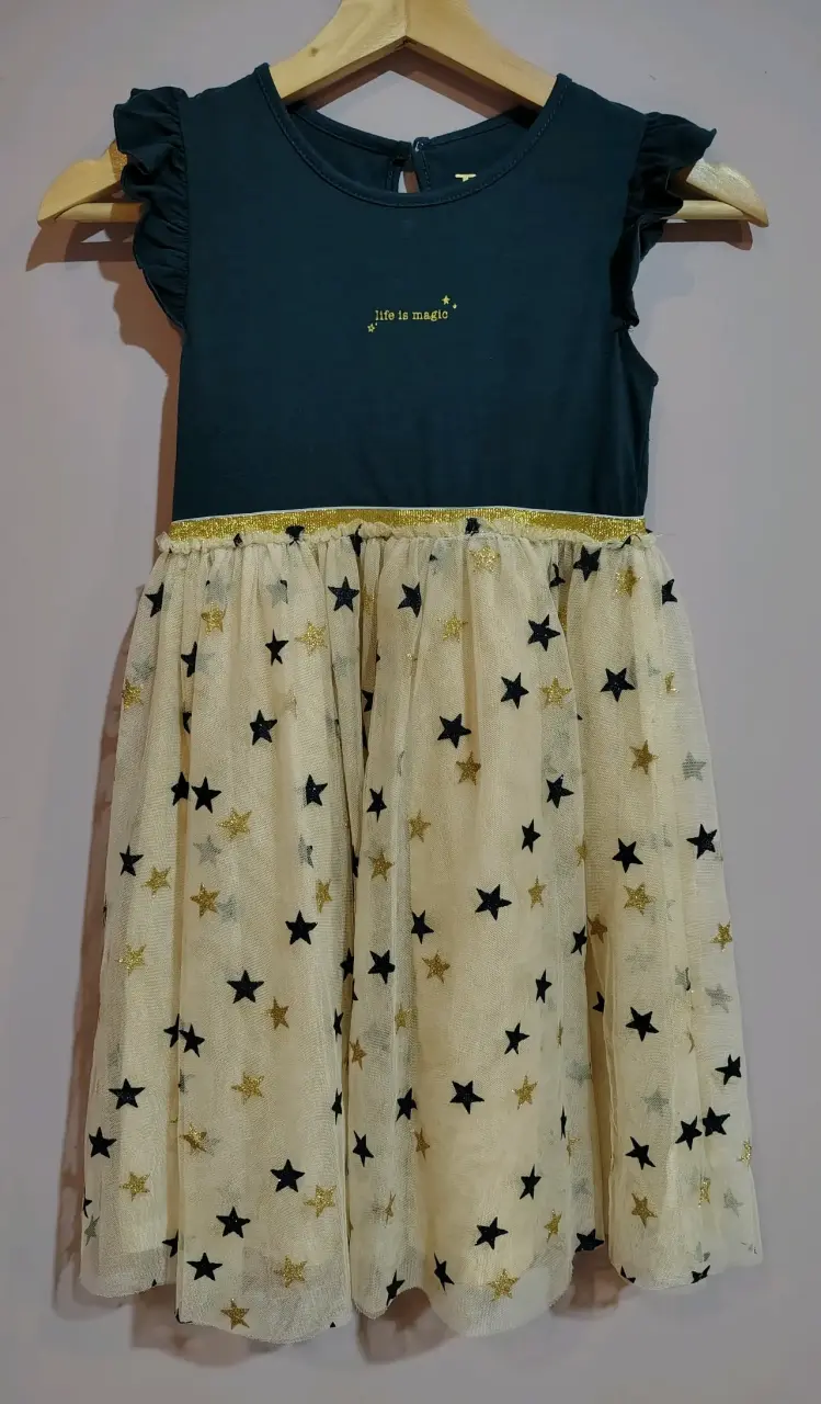 Vestido infantil con estrellas y volantes - 1