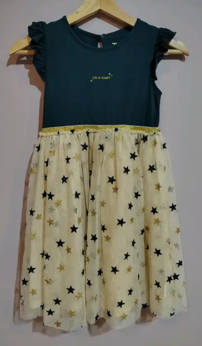 Vestido infantil con estrellas y volantes - miniatura 1
