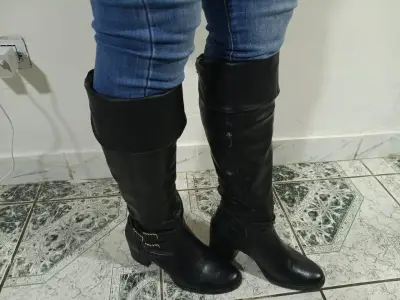 Botas negras de cuero para mujer con hebillas - miniatura 1