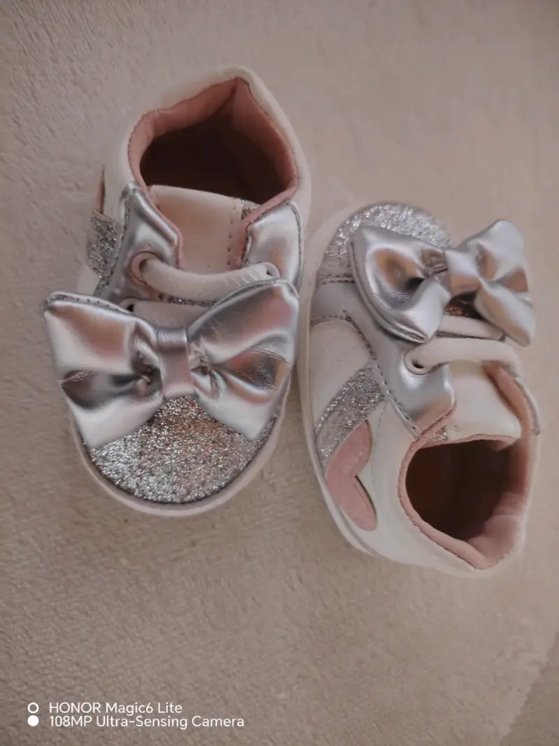 Zapatillas de bebé con lazo y brillo plateado - 1