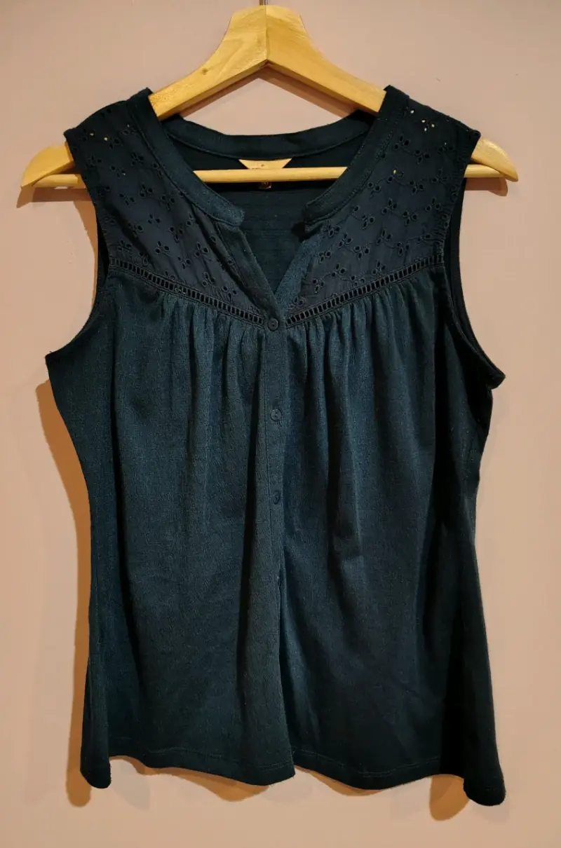 Polera sin mangas azul con detalles bordados - 1