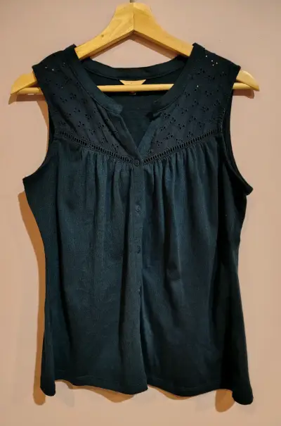 Polera sin mangas azul con detalles bordados - miniatura 1