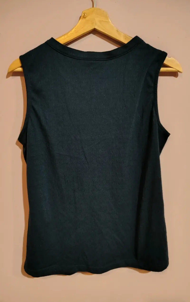 Polera sin mangas azul con detalles bordados - 2