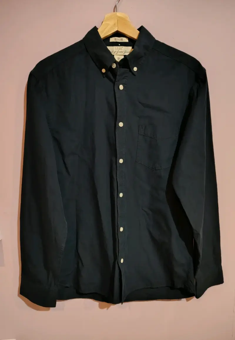 Camisa negra de hombre estilo casual - 1