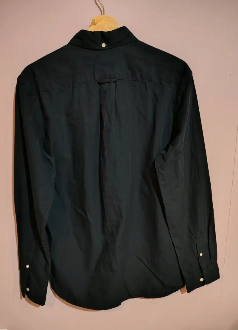 Camisa negra de hombre estilo casual - 2