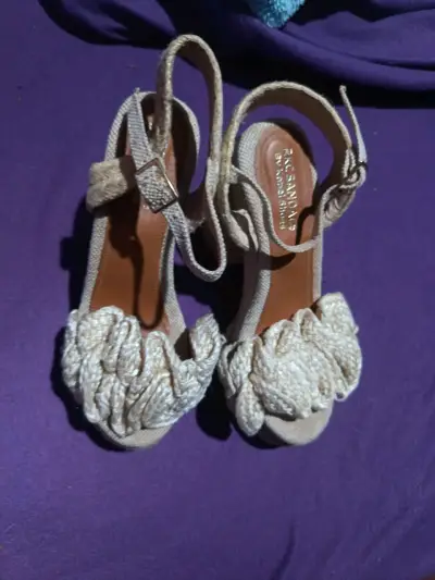 Sandalias de plataforma beige con diseño trenzado - miniatura 1