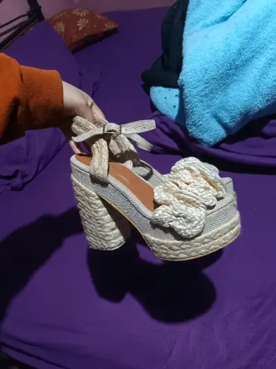 Sandalias de plataforma beige con diseño trenzado - miniatura 2